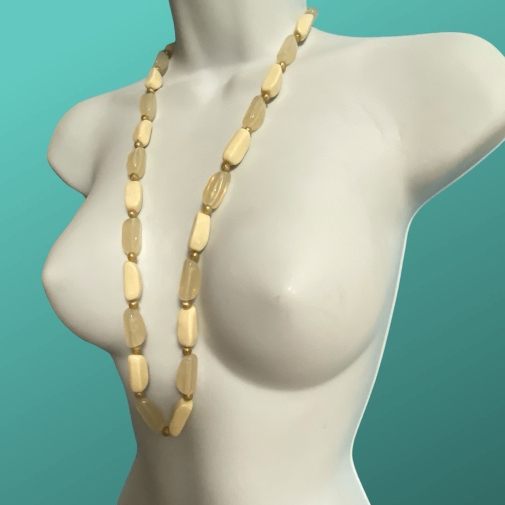 Vintage Beads Lucite Acrylic Cream Chunky Necklace